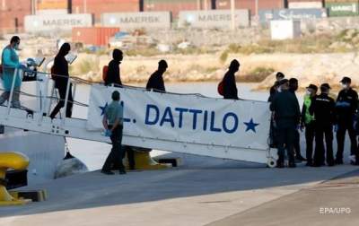 Испания приняла мигрантов,  скитавшихся в Средиземном море