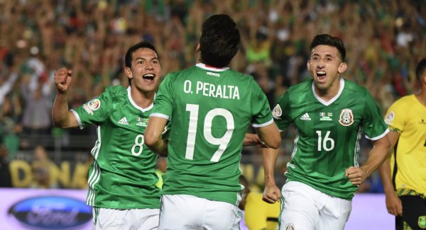 Игроки сборной Мексики попросили болельщиков не шуметь у отеля