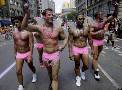 В крупных городах США провели масштабные гей-парады