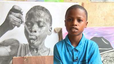 В Нигерии бедный мальчик прославился, рисуя картины за еду