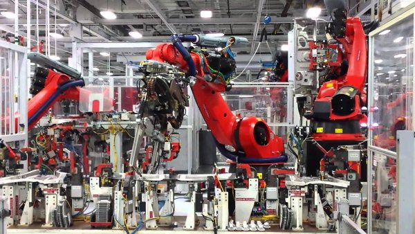 «Эти штуки – новый Терминатор»: Илон Маск поразил подписчиков роботами на производстве Tesla