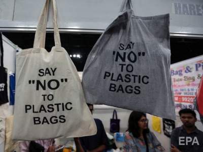 Еще одна страна запретила пластиковые пакеты