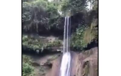 В Эквадоре мужчина прыгнул с водопада и утонул