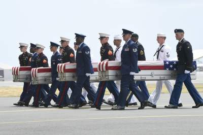 На Гавайях состоялась церемония возвращения останков американских солдат в США