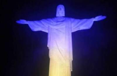 В Рио-де-Жанейро статую Христа украсили цветами украинского флага