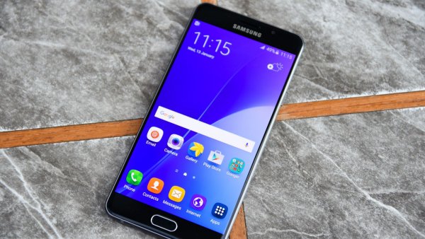 Samsung анонсировала смартфон с тройной камерой