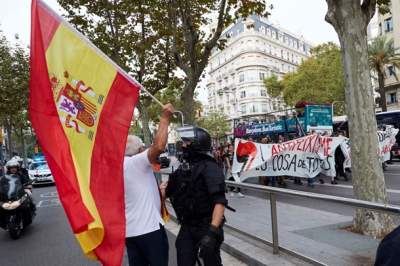 Каталонцы вышли на марш за единство с Испанией