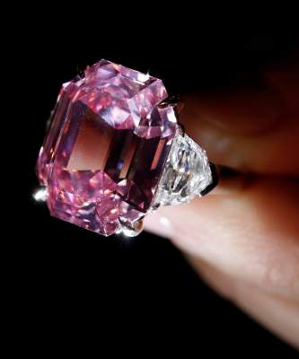 В Швейцарии пустят с молотка редчайший розовый бриллиант