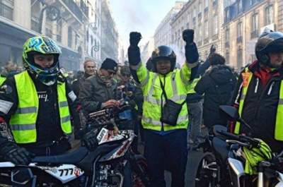 В Париже арестовали более ста 