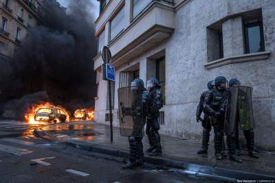 Во Франции протестующих поливают из водометов