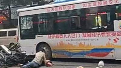 В Китае мужчина захватил автобус и врезался в толпу: погибли пять человек