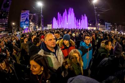 В Сербии тысячи людей вышли на марш против президента