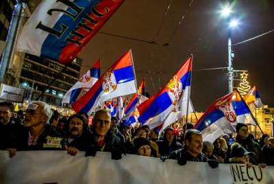 В Сербии тысячи людей вышли на марш против президента