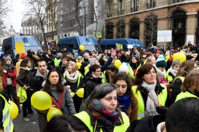 Сотни женщин в желтых жилетах вышли на акцию в Париже