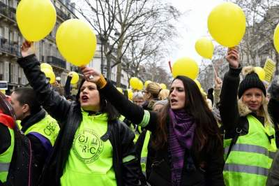 Сотни женщин в желтых жилетах вышли на акцию в Париже
