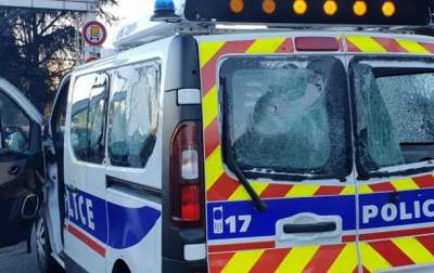 В Лионе протестующие напали на авто полиции