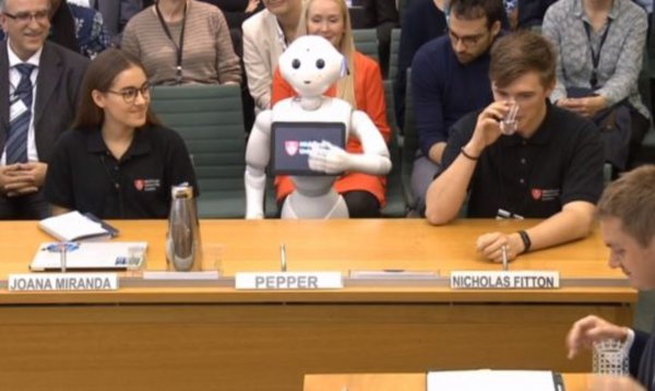 Доходчиво и красноречиво: В парламенте Британии впервые выступил робот
