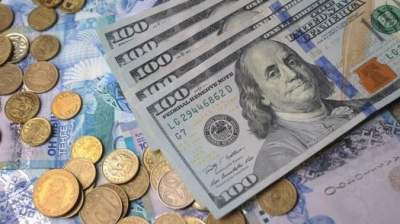 Отставка Назарбаева: в Казахстане массово скупают доллары