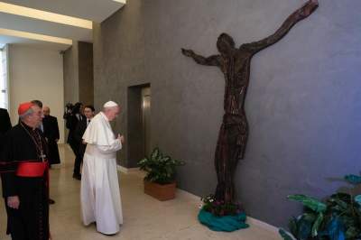 Папа Франциск получил подарок за помощь Украине