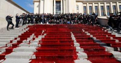 В Париже перед Эйфелевой башней вылили сотни литров «крови»