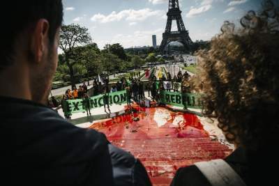 В Париже перед Эйфелевой башней вылили сотни литров «крови»